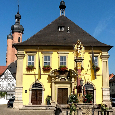 Verwaltung - Frontansicht Rathaus